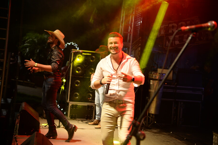 show-com-rangel-marques-e-rafael-e-banda-perola-negra